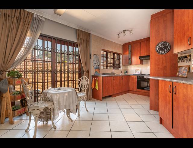 3 BEDROOM CLUSTER TO LET IN NEW MARKET